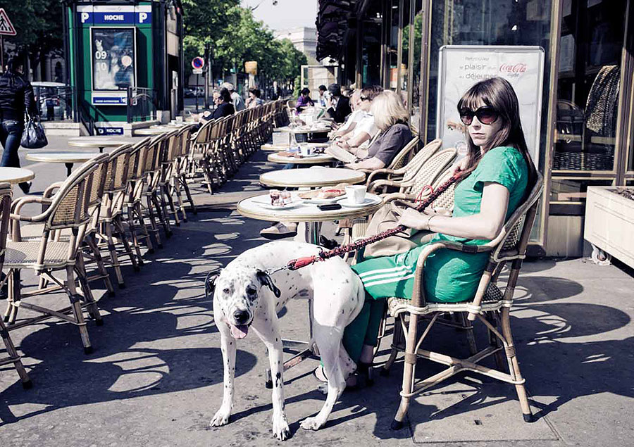 bellissimo_07-12_girl-dalmatian-dog-breakfast-paris-HR_0